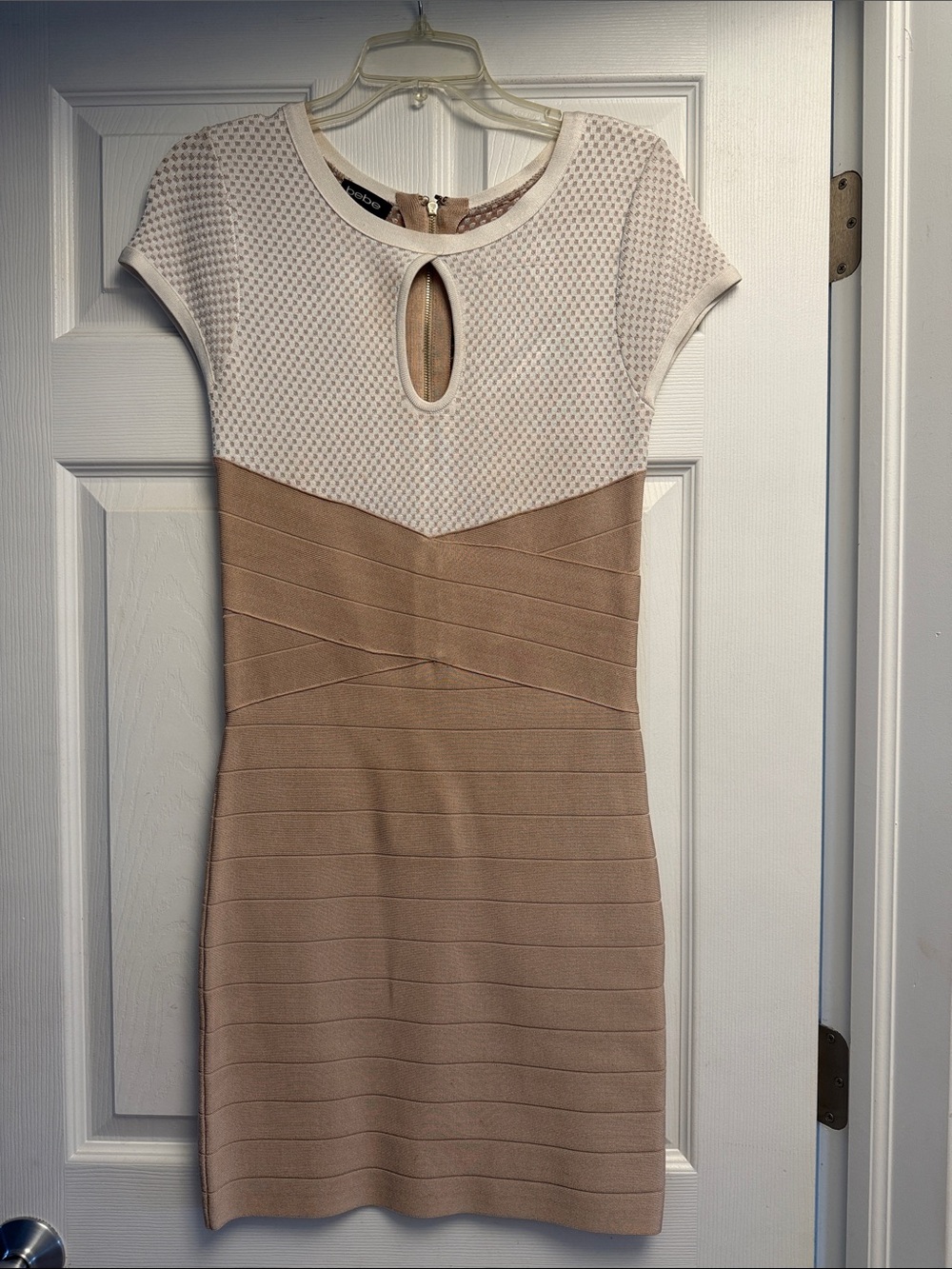 bebe ICONIC 🌟 Two-Tone Cap Sleeve Sheath Dress in Cream and Beige